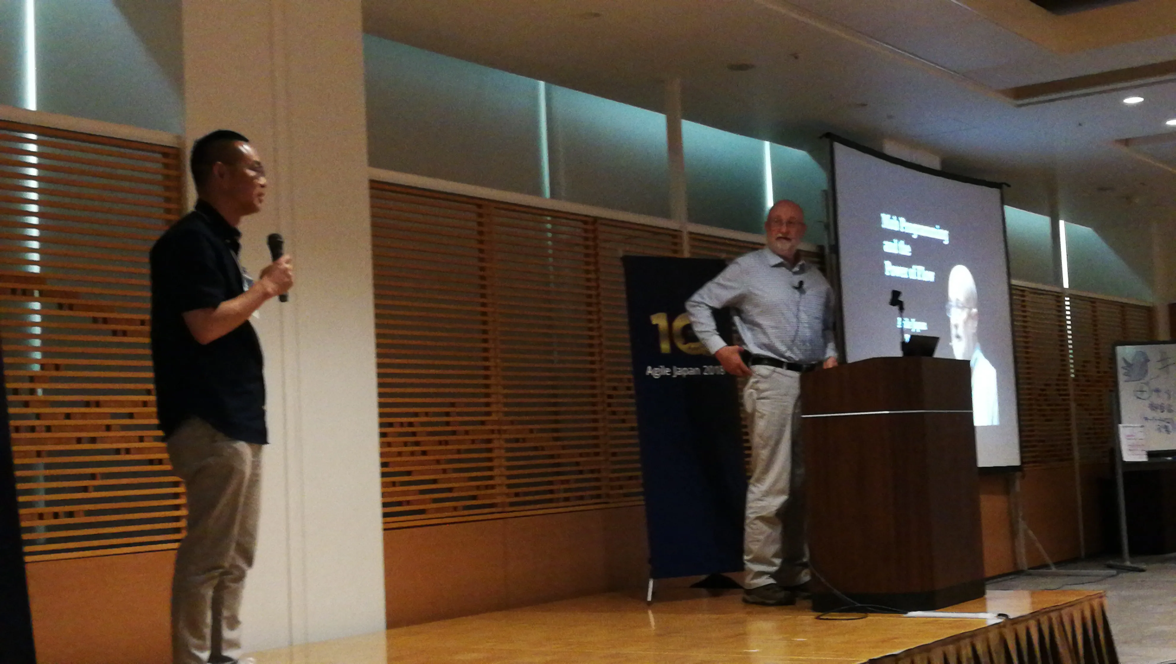 Agile Japan 2018の基調講演ステージに立つWoody Zuill氏