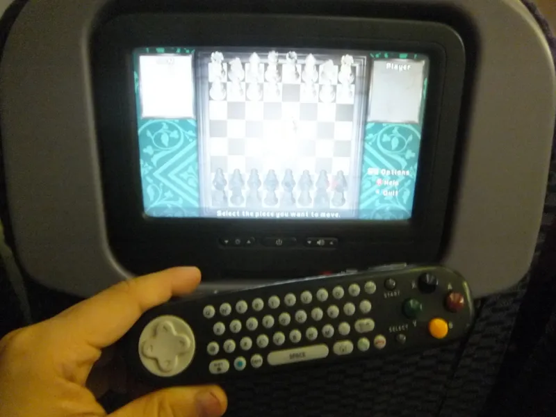 機内モニターでチェスゲームをプレイする様子