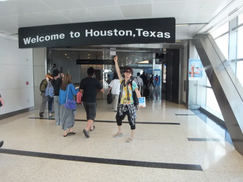 ヒューストン空港のWelcome to Houston, Texasの看板前で記念撮影