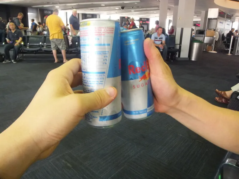 ヒューストン空港で買ったレッドブルで乾杯する様子
