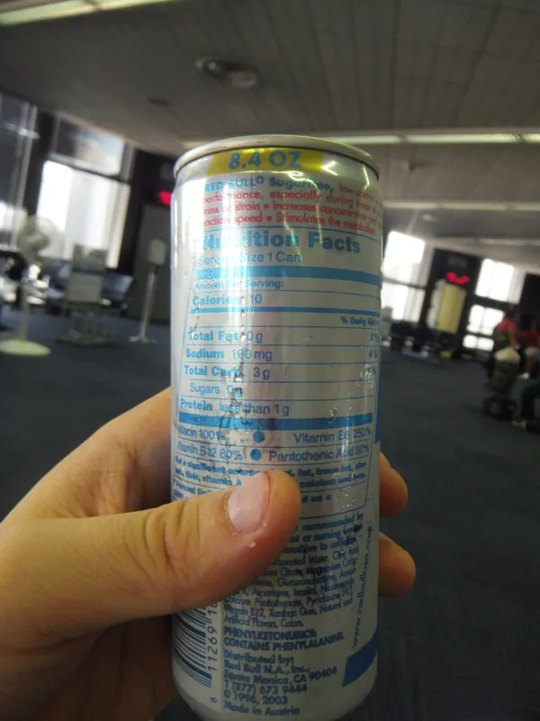 アメリカ版レッドブルの缶裏の成分表示