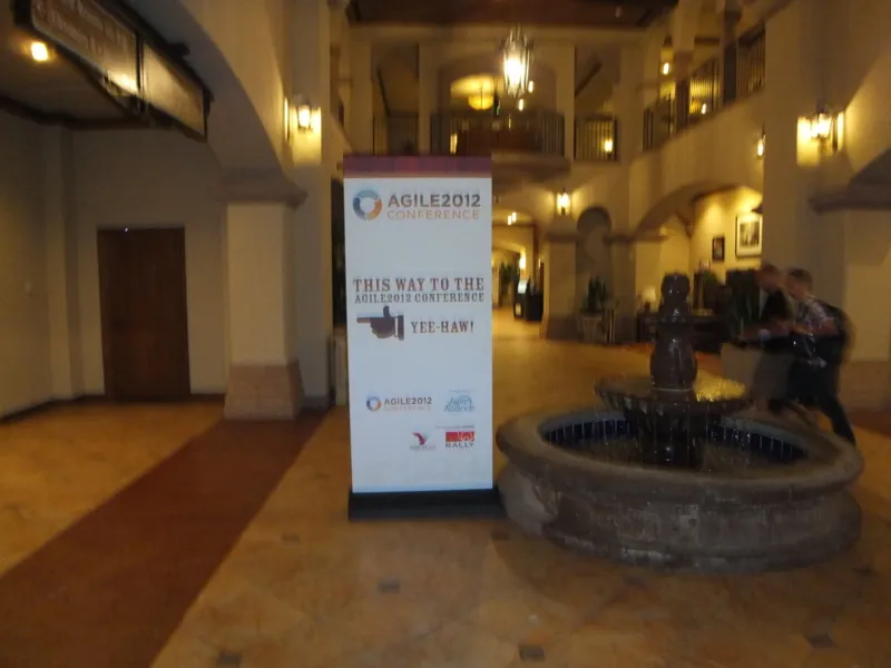 ホテルロビーに立つAgile2012 Conferenceの案内看板