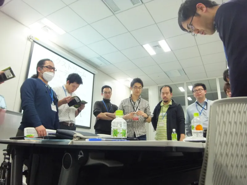 真剣な表情で発表に臨む参加者たち