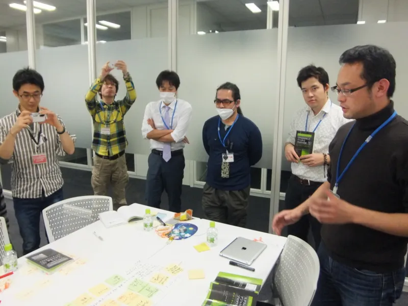 本を片手に発表を聞く参加者たち