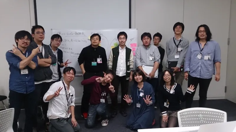ホワイトボードの前に並ぶ参加者の集合写真