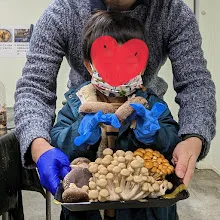 きのこ王国で収穫したきのこを抱える長男
