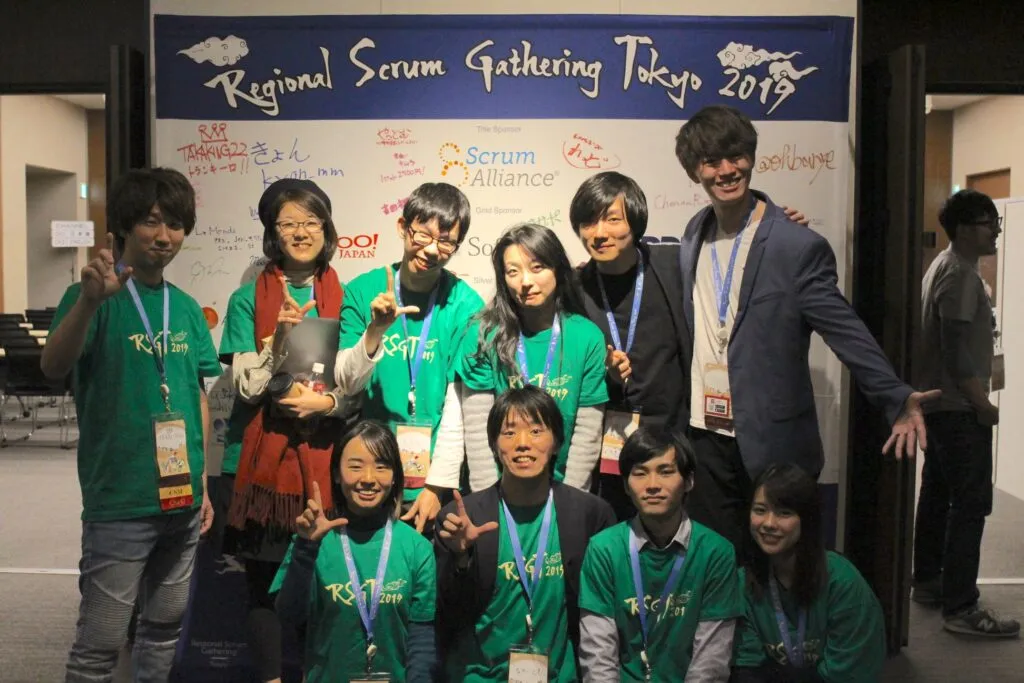 RSGT2019の看板前で新卒メンバーたちと撮った記念写真