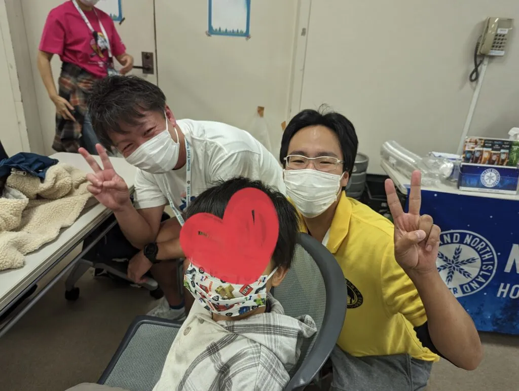 カンファレンス参加者と笑顔で記念撮影する長男